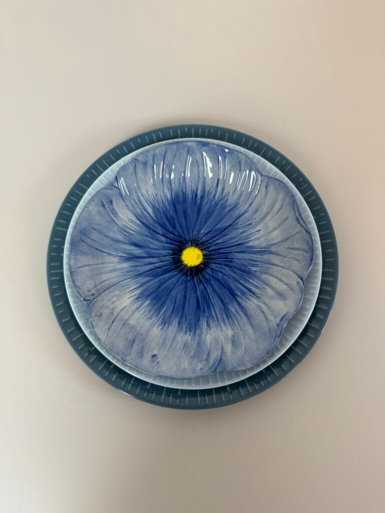Blå tallerken med blomsterdesign på bord