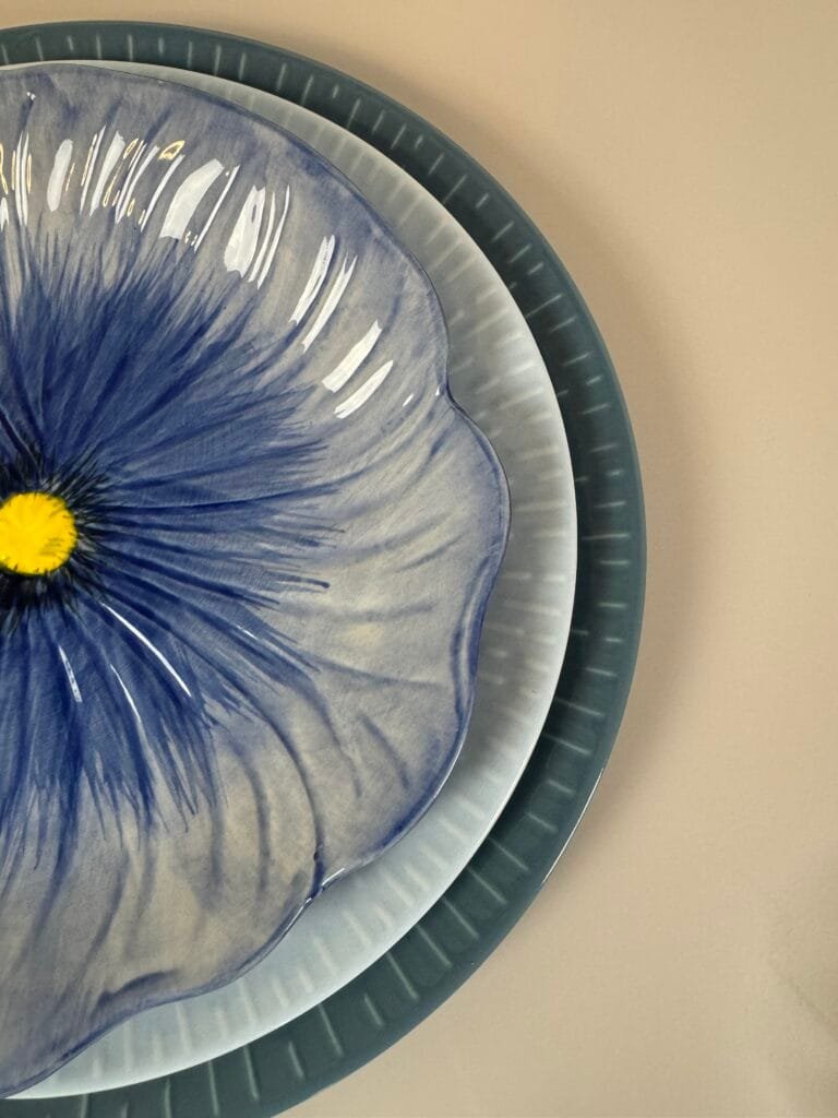Tre keramiktallerkener med blomstermønster i blå nuancer
