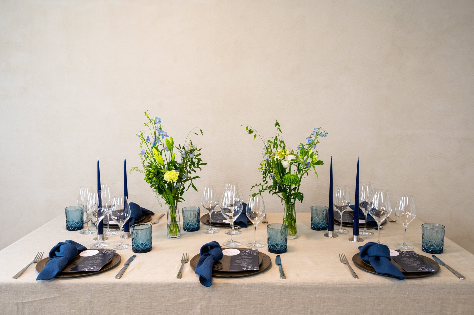 Blue brownie-High key-1 Elegant dækket festbord med blå detaljer og blomster