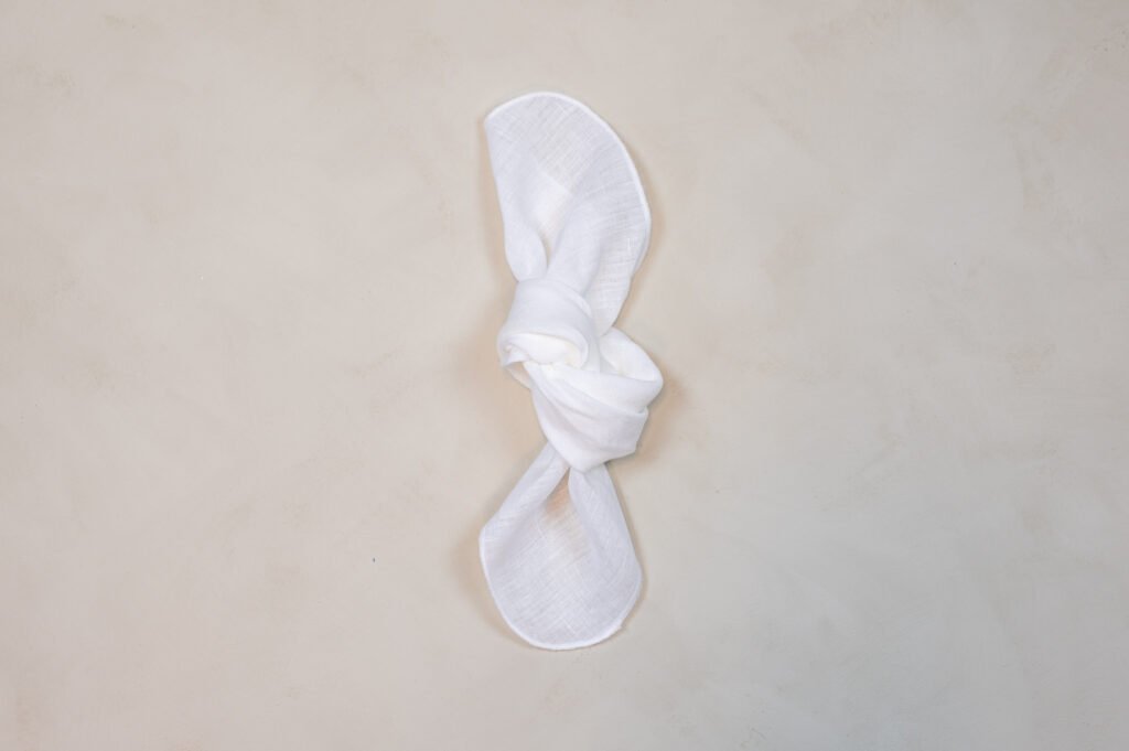 Hvid stofserviet bundet i knude