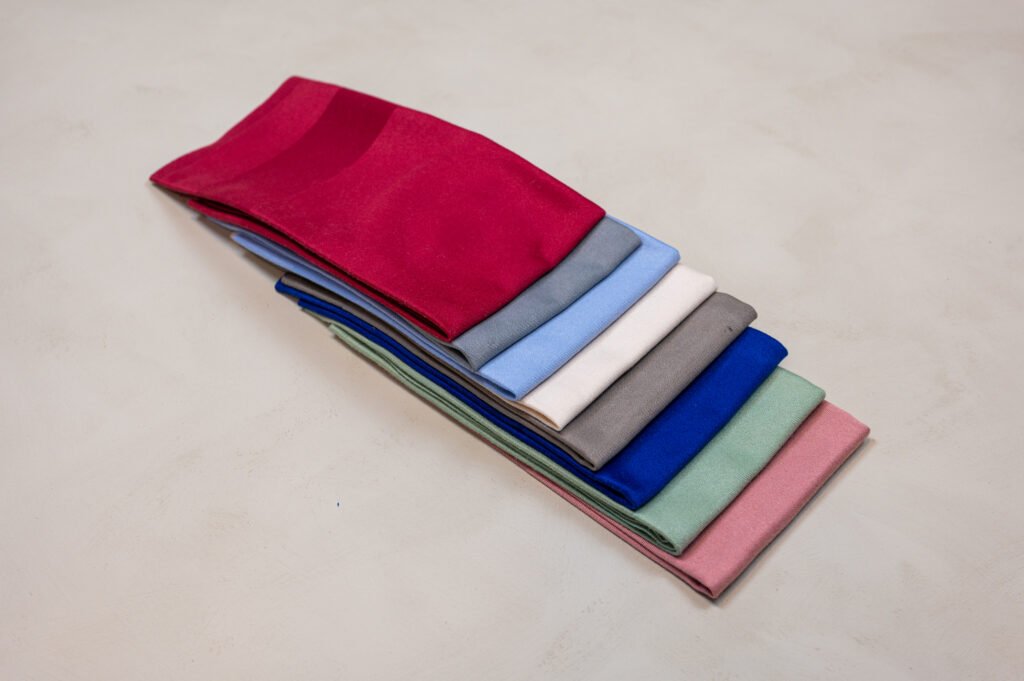Foldede stofservietter i forskellige farver