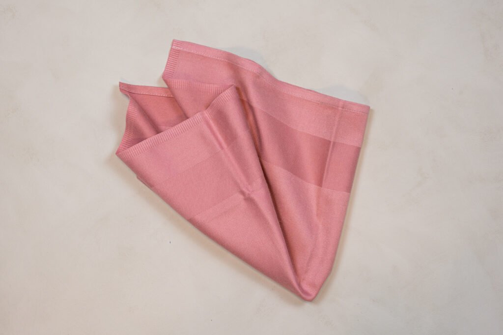 Lyserødt viskestykke på lys overflade