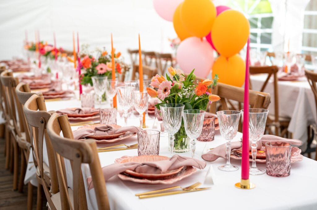 Festligt dækket bord med blomster og balloner