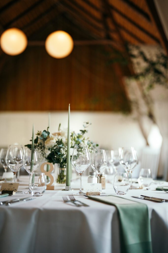 Elegant bryllupsbord med blomster og stearinlys