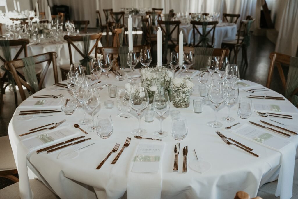 Elegant bryllupsbord dækket med blomster og stearinlys