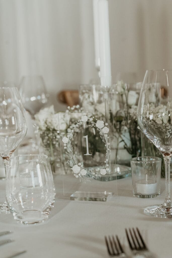 Elegant borddækning med blomster og lys