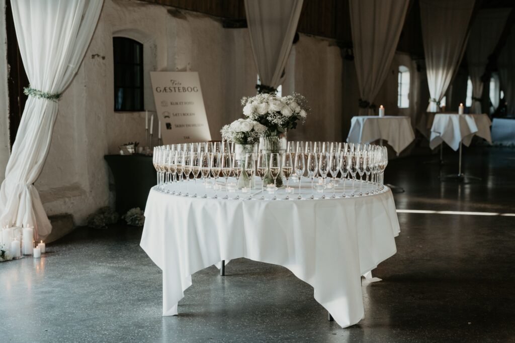 Festbord med champagneglas og blomsterdekoration