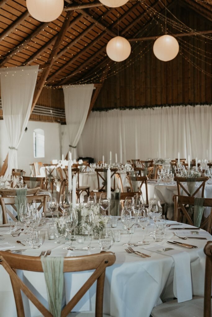 Elegant bryllupsmodtagelse med hvid dug og lysdekoration