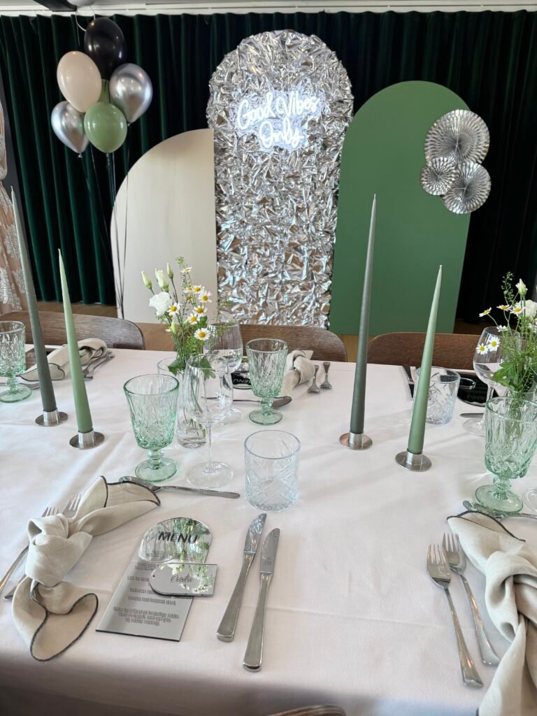 Elegant borddækning til fest med grønne detaljer