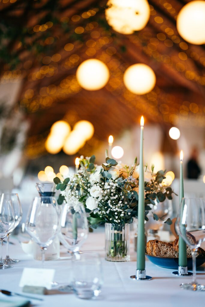 Romantisk borddækning med blomster og stearinlys