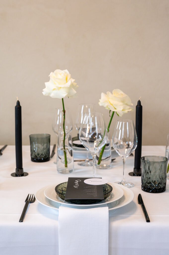 Elegant borddækning med hvide roser og stearinlys