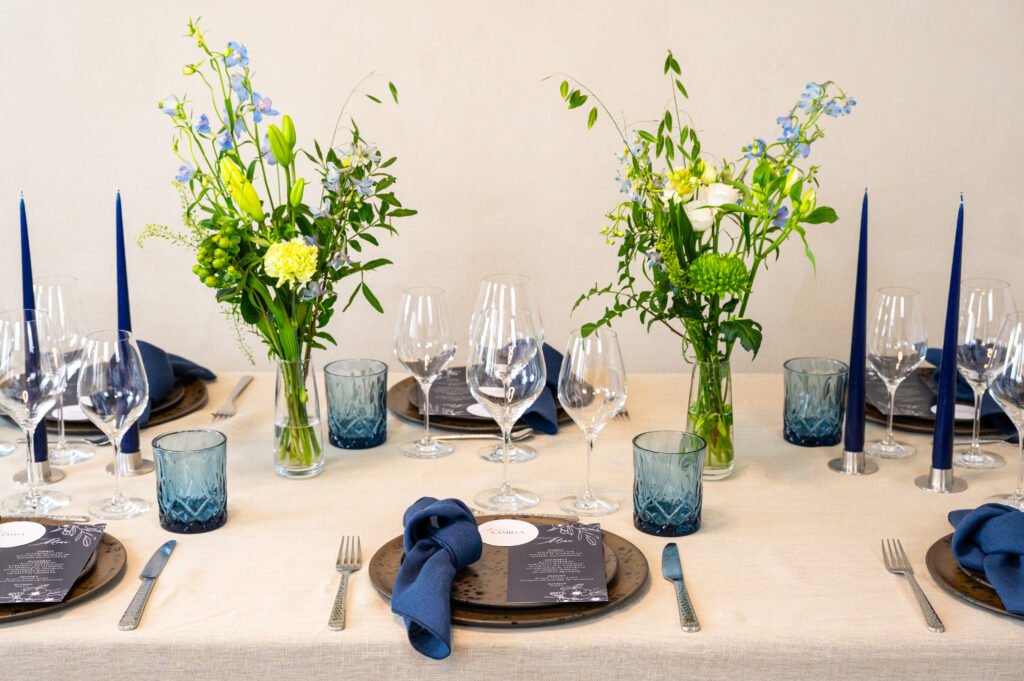 Elegant bordopdækning med blomster og blå detaljer